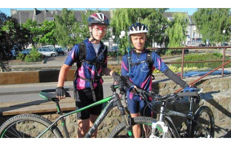 Deux jeunes vététistes au critérium national
